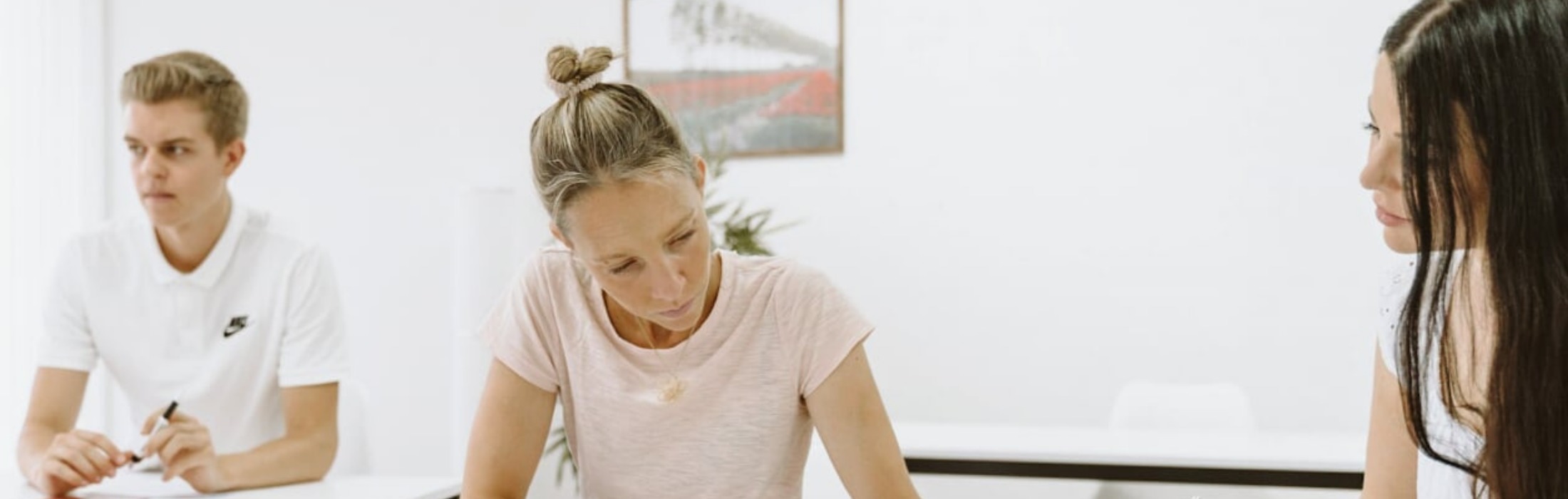 Junge Frau lernt zuhause am Laptop für ihre Heilpraktiker Prüfung