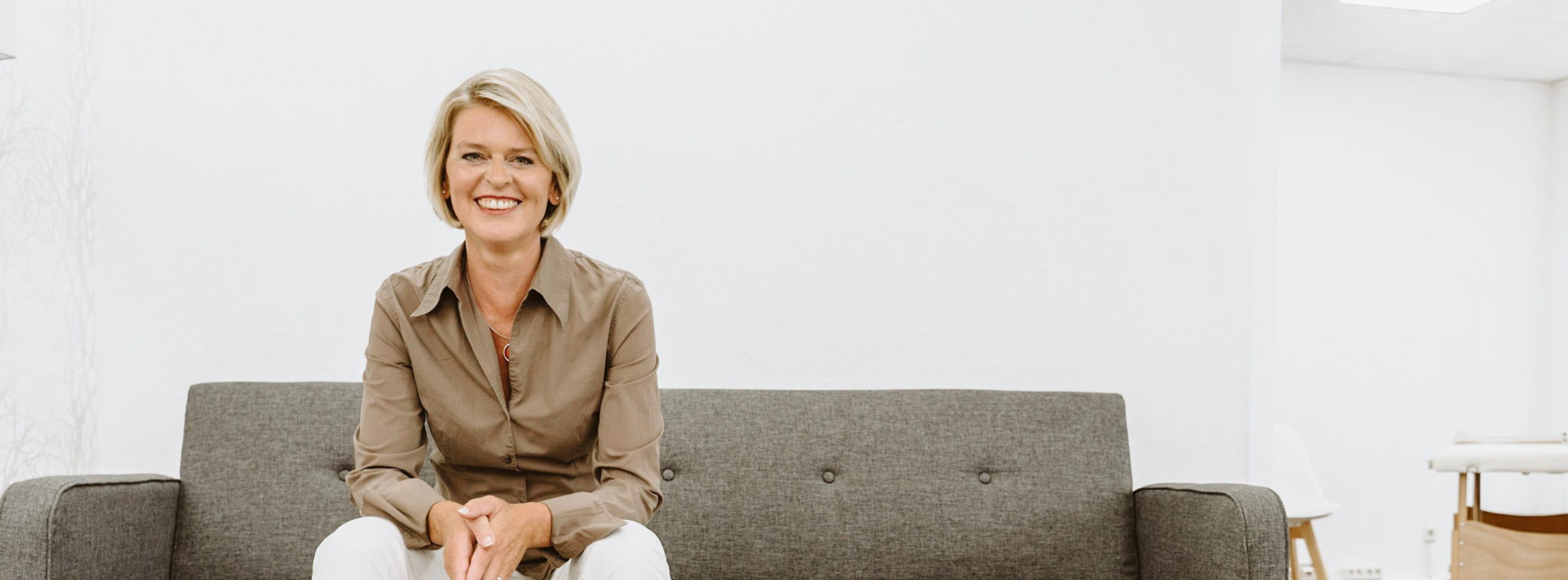 Junge Frau lernt zuhause am Laptop für ihre Heilpraktiker Prüfung