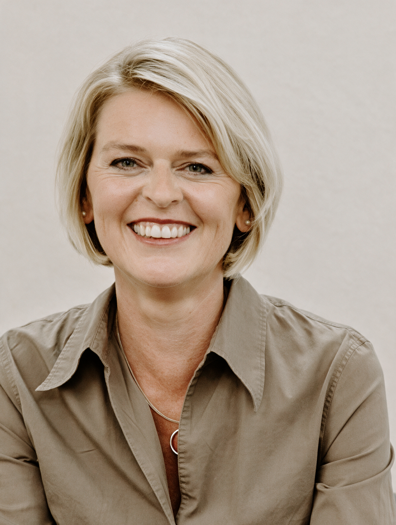 Diane-auf-Sofa-klein Diane Ellinghaus Schulleitung