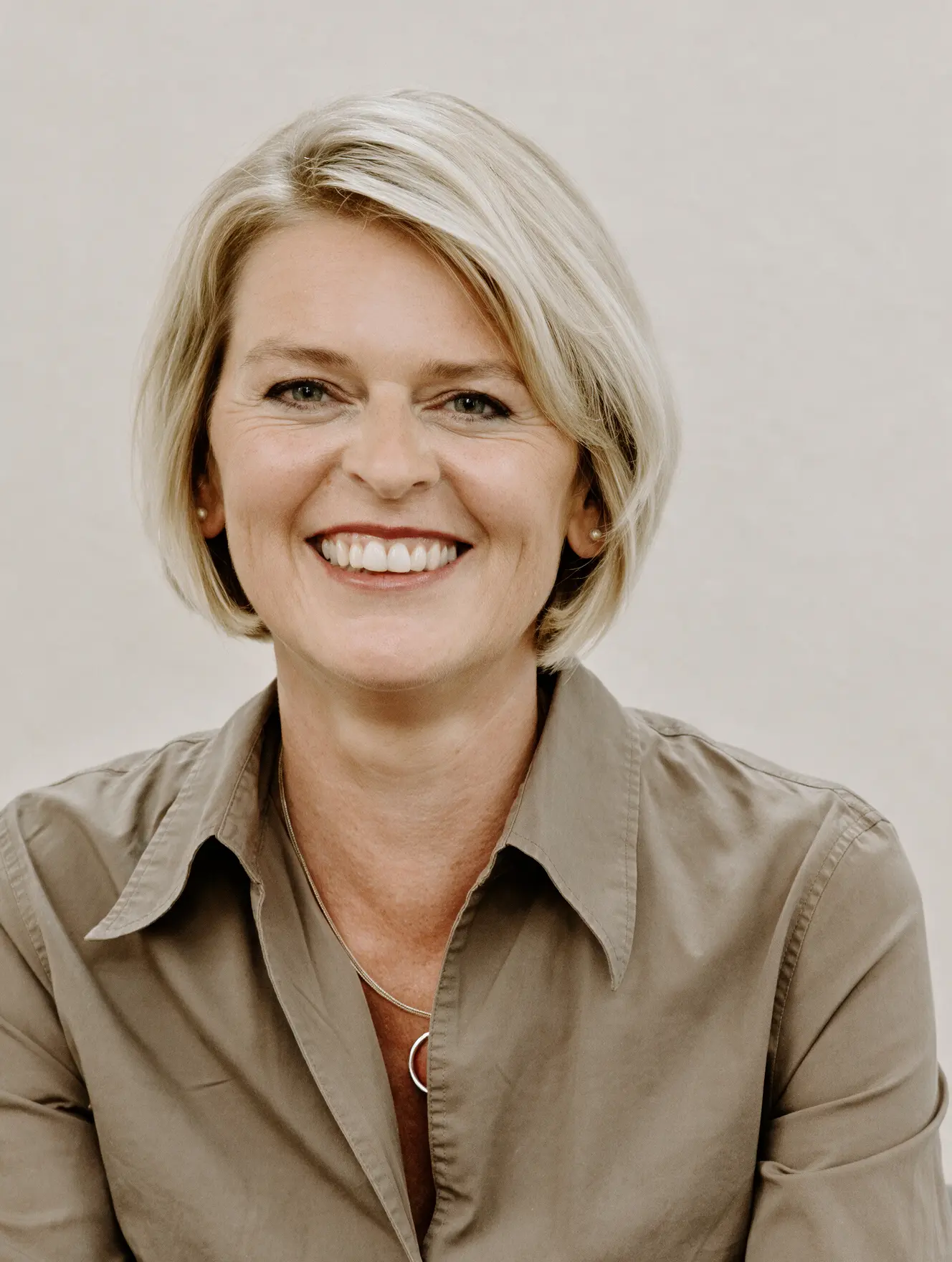 Diane-auf-Sofa-klein Diane Ellinghaus Schulleitung
